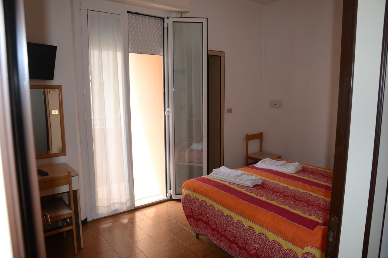 Albergo Larenzia Cattolica Exterior foto